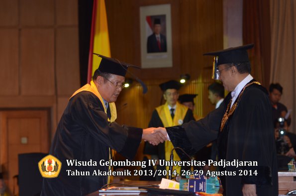 Wisuda Unpad Gel IV TA 2013_2014 Program Pascasarjana oleh Rektor 034