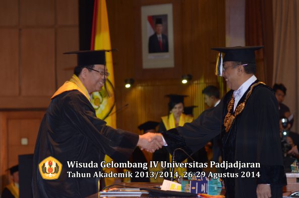 Wisuda Unpad Gel IV TA 2013_2014 Program Pascasarjana oleh Rektor 036