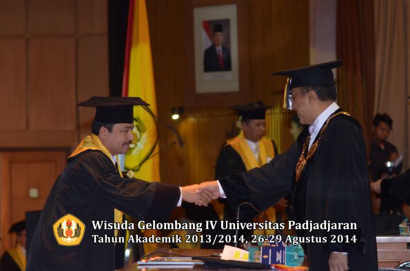 Wisuda Unpad Gel IV TA 2013_2014 Program Pascasarjana oleh Rektor 038