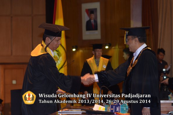 Wisuda Unpad Gel IV TA 2013_2014 Program Pascasarjana oleh Rektor 039
