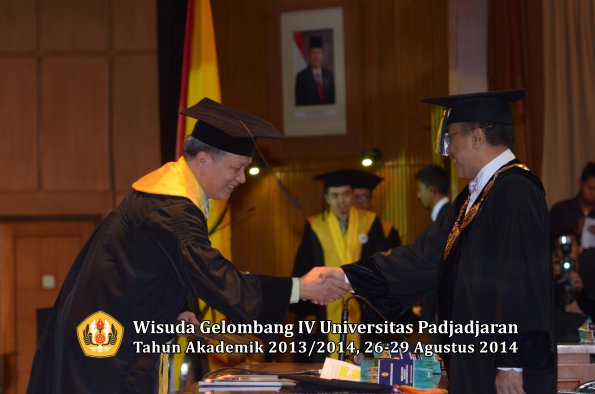 Wisuda Unpad Gel IV TA 2013_2014 Program Pascasarjana oleh Rektor 043