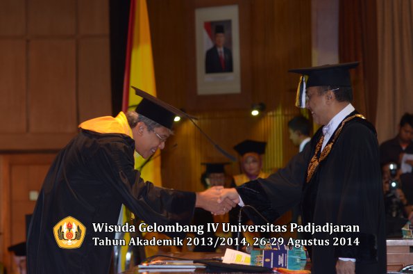 Wisuda Unpad Gel IV TA 2013_2014 Program Pascasarjana oleh Rektor 048