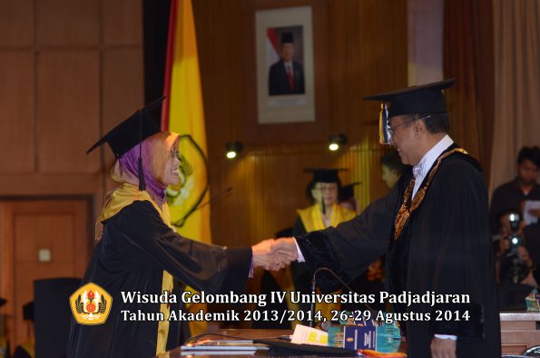 Wisuda Unpad Gel IV TA 2013_2014 Program Pascasarjana oleh Rektor 049