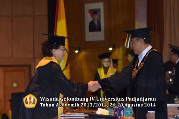 Wisuda Unpad Gel IV TA 2013_2014 Program Pascasarjana oleh Rektor 050