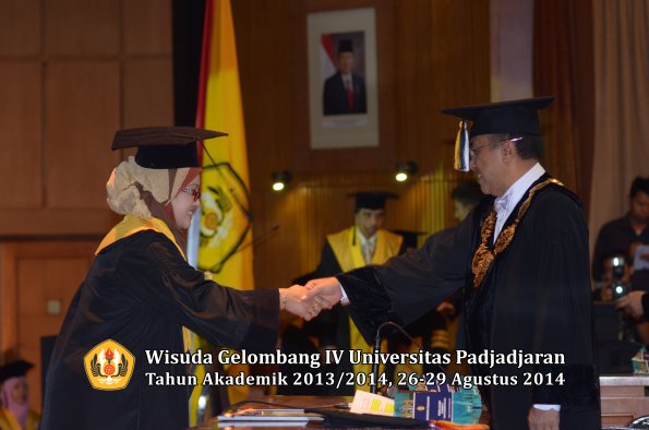Wisuda Unpad Gel IV TA 2013_2014 Program Pascasarjana oleh Rektor 051