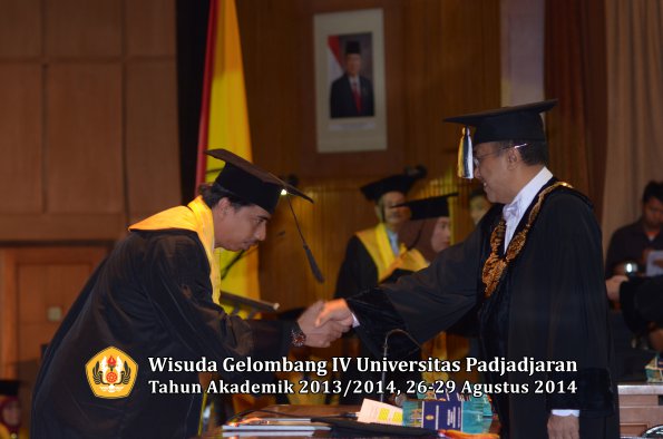 Wisuda Unpad Gel IV TA 2013_2014 Program Pascasarjana oleh Rektor 052