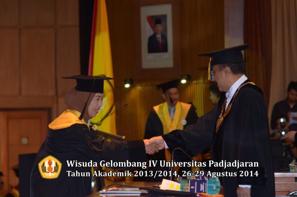 Wisuda Unpad Gel IV TA 2013_2014 Program Pascasarjana oleh Rektor 053