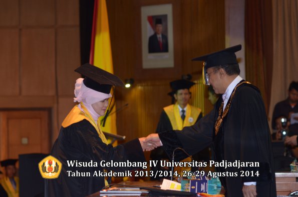 Wisuda Unpad Gel IV TA 2013_2014 Program Pascasarjana oleh Rektor 055