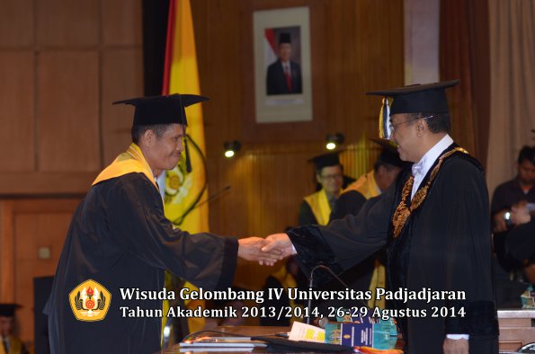 Wisuda Unpad Gel IV TA 2013_2014 Program Pascasarjana oleh Rektor 056