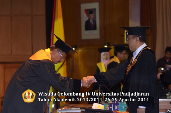 Wisuda Unpad Gel IV TA 2013_2014 Program Pascasarjana oleh Rektor 057