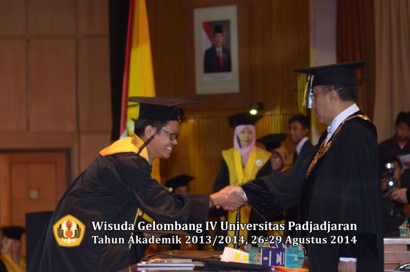 Wisuda Unpad Gel IV TA 2013_2014 Program Pascasarjana oleh Rektor 058