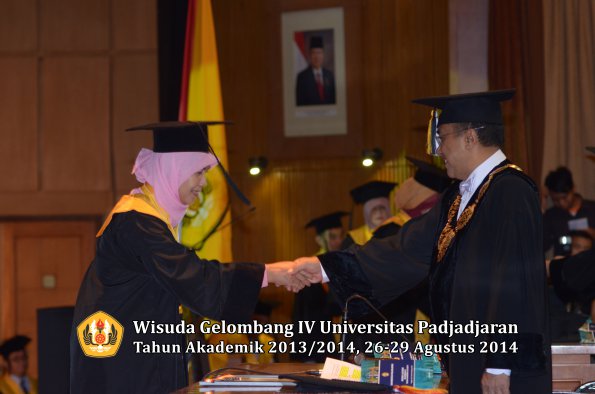 Wisuda Unpad Gel IV TA 2013_2014 Program Pascasarjana oleh Rektor 059