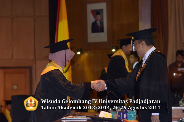 Wisuda Unpad Gel IV TA 2013_2014 Program Pascasarjana oleh Rektor 061
