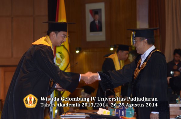 Wisuda Unpad Gel IV TA 2013_2014 Program Pascasarjana oleh Rektor 062