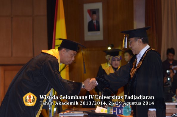 Wisuda Unpad Gel IV TA 2013_2014 Program Pascasarjana oleh Rektor 063