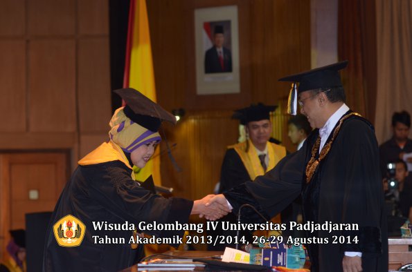 Wisuda Unpad Gel IV TA 2013_2014 Program Pascasarjana oleh Rektor 064
