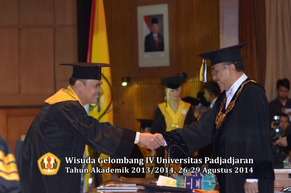 Wisuda Unpad Gel IV TA 2013_2014 Program Pascasarjana oleh Rektor 065
