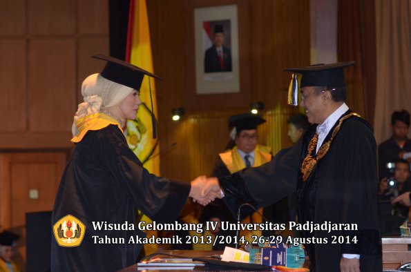 Wisuda Unpad Gel IV TA 2013_2014 Program Pascasarjana oleh Rektor 066