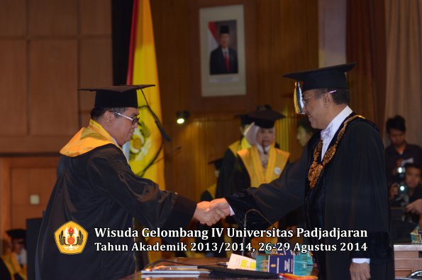 Wisuda Unpad Gel IV TA 2013_2014 Program Pascasarjana oleh Rektor 067