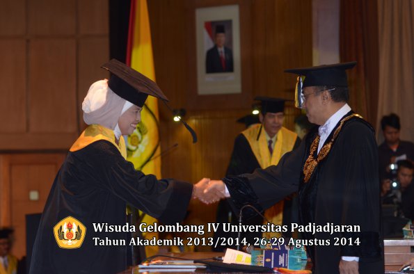 Wisuda Unpad Gel IV TA 2013_2014 Program Pascasarjana oleh Rektor 068