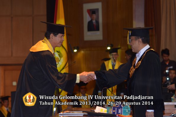 Wisuda Unpad Gel IV TA 2013_2014 Program Pascasarjana oleh Rektor 069