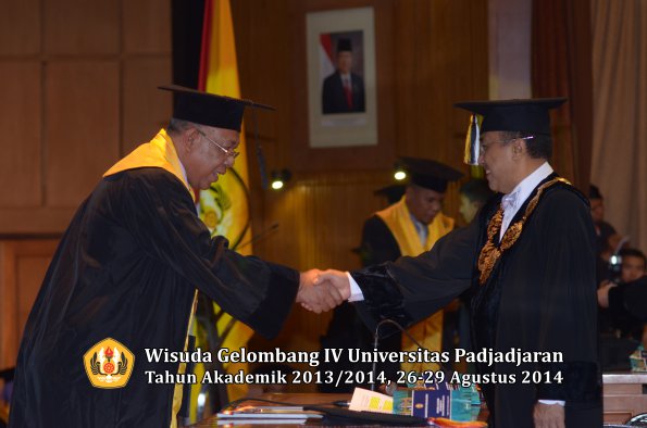 Wisuda Unpad Gel IV TA 2013_2014 Program Pascasarjana oleh Rektor 081