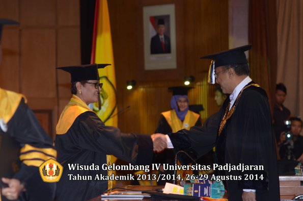 Wisuda Unpad Gel IV TA 2013_2014 Program Pascasarjana oleh Rektor 089