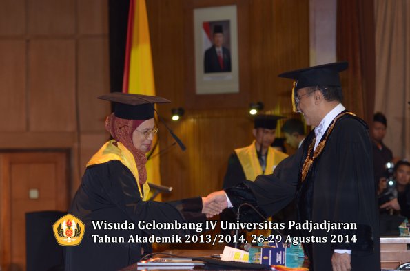 Wisuda Unpad Gel IV TA 2013_2014 Program Pascasarjana oleh Rektor 091