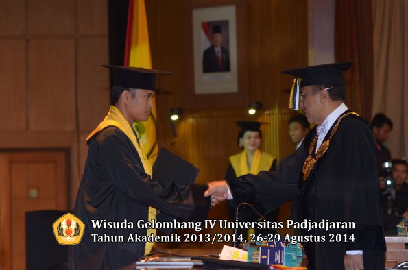 Wisuda Unpad Gel IV TA 2013_2014 Program Pascasarjana oleh Rektor 092