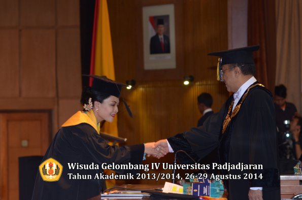 Wisuda Unpad Gel IV TA 2013_2014 Program Pascasarjana oleh Rektor 093