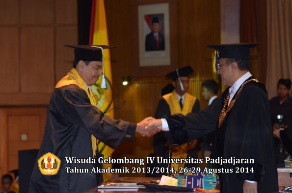 Wisuda Unpad Gel IV TA 2013_2014 Program Pascasarjana oleh Rektor 095