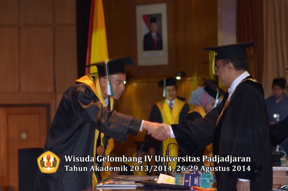 Wisuda Unpad Gel IV TA 2013_2014 Program Pascasarjana oleh Rektor 097