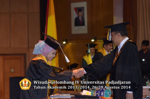 Wisuda Unpad Gel IV TA 2013_2014 Program Pascasarjana oleh Rektor 098