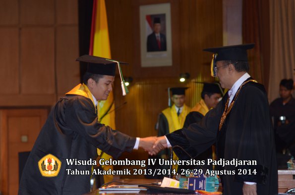 Wisuda Unpad Gel IV TA 2013_2014 Program Pascasarjana oleh Rektor 099
