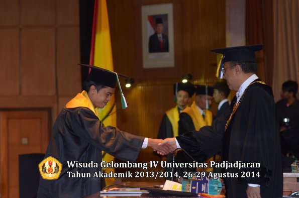 Wisuda Unpad Gel IV TA 2013_2014 Program Pascasarjana oleh Rektor 100