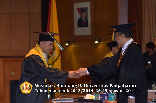 Wisuda Unpad Gel IV TA 2013_2014 Program Pascasarjana oleh Rektor 101