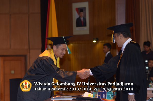 Wisuda Unpad Gel IV TA 2013_2014 Program Pascasarjana oleh Rektor 102