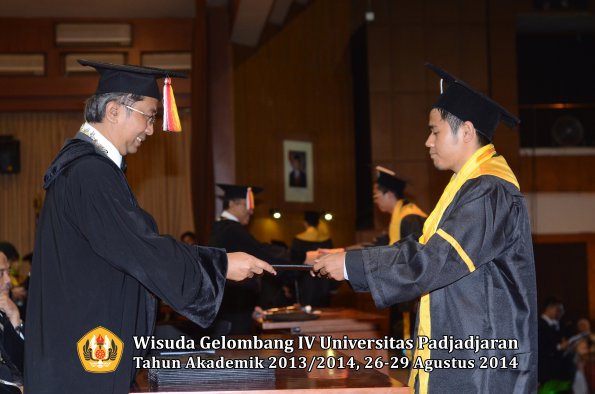 Wisuda Unpad Gel IV TA 2013_2014 Fakultas Ekonomi dan Bisnis oleh Dekan 079