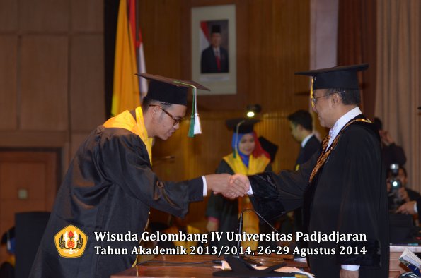 Wisuda Unpad Gel IV TA 2013_2014 Fakultas Pertanian oleh Rektor 017