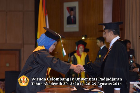 Wisuda Unpad Gel IV TA 2013_2014 Fakultas Pertanian oleh Rektor 018