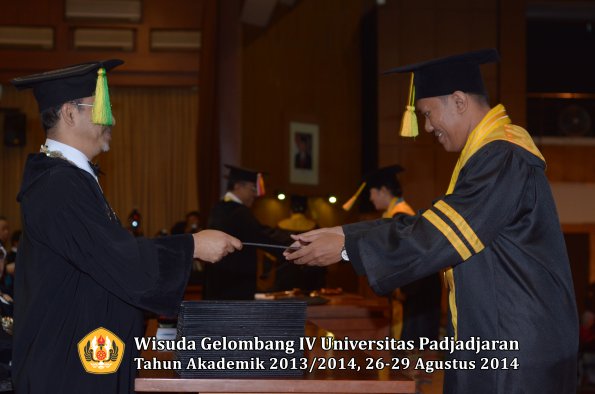 Wisuda Unpad Gel IV TA 2013_2014 Fakultas Ilmu Komunikasi oleh Dekan 012