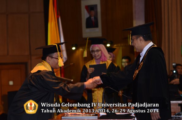 Wisuda Unpad Gel IV TA 2013_2014 Fakultas Ilmu Komunikasi oleh Rektor 016