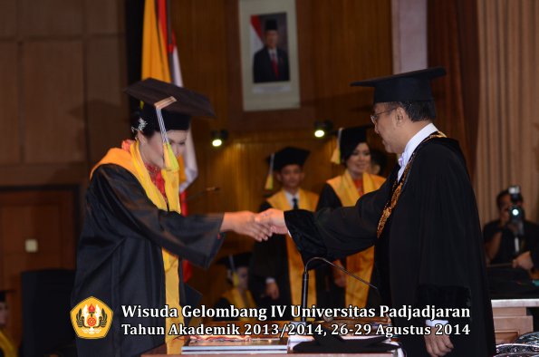 Wisuda Unpad Gel IV TA 2013_2014 Fakultas Ilmu Komunikasi oleh Rektor 036