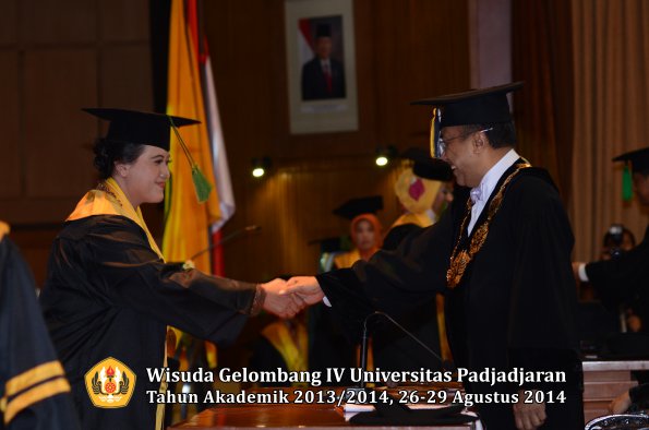 Wisuda Unpad Gel IV TA 2013_2014 Fakultas Kedokteran oleh Rektor 003