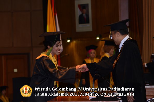 Wisuda Unpad Gel IV TA 2013_2014 Fakultas Kedokteran oleh Rektor 008