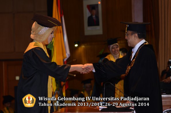 Wisuda Unpad Gel IV TA 2013_2014 Fakultas Kedokteran oleh Rektor 011