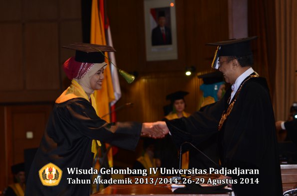 Wisuda Unpad Gel IV TA 2013_2014 Fakultas Kedokteran oleh Rektor 012