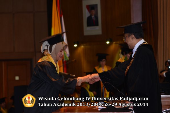 Wisuda Unpad Gel IV TA 2013_2014 Fakultas Kedokteran oleh Rektor 015