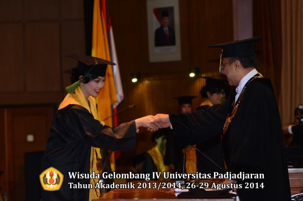 Wisuda Unpad Gel IV TA 2013_2014 Fakultas Kedokteran oleh Rektor 016
