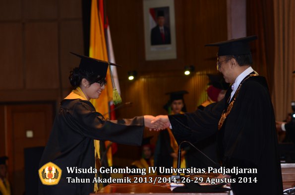 Wisuda Unpad Gel IV TA 2013_2014 Fakultas Kedokteran oleh Rektor 017